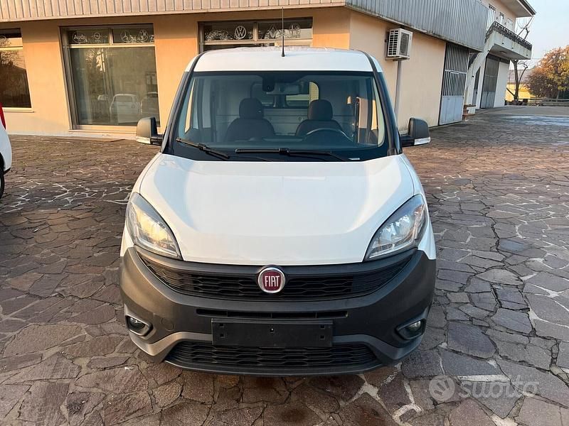 Usata Fiat Doblò S 120 CV (88 kW) 2022 Bianco Monovolume