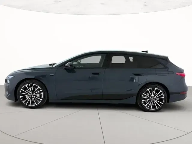Usata Audi A6 e-tron S-Line 314 kW (428 CV) 2025 Blu plasma metallizzato Station wagon