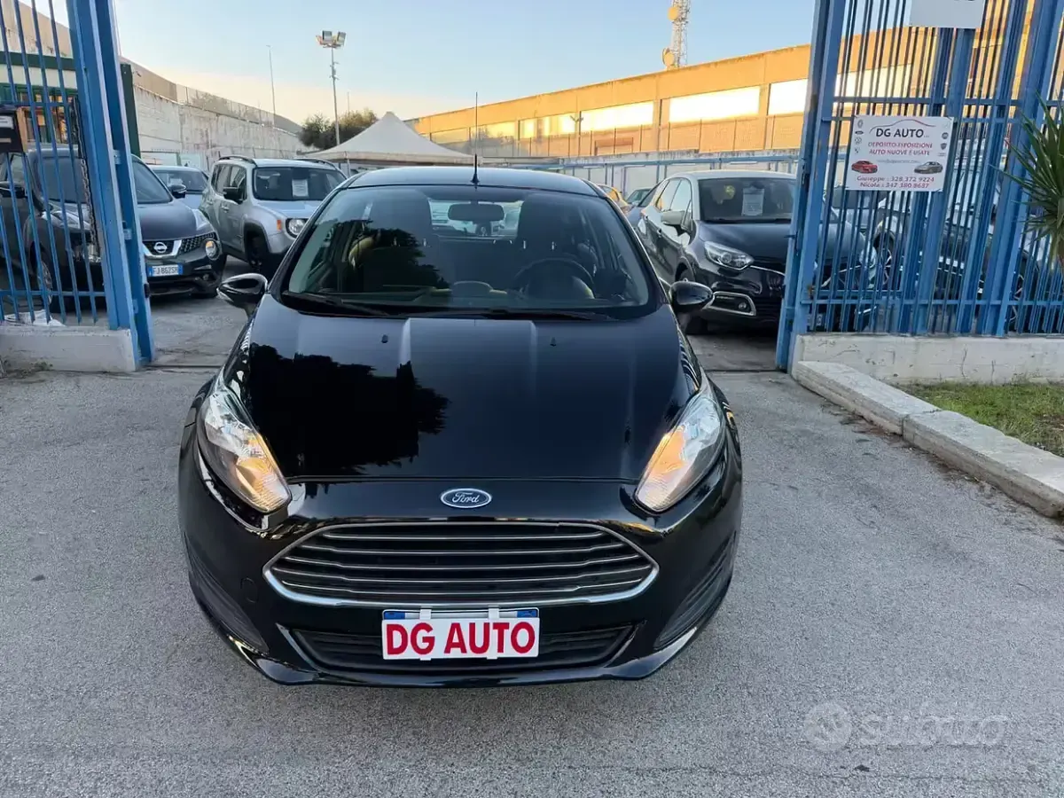 Begagnad Ford Fiesta 75 HK (55 kW) 2013 Svart Sedan