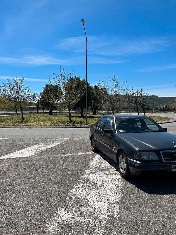 Usata Mercedes C180 122 CV (89 kW) 1994 Grigio Berlina