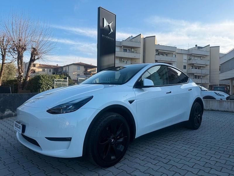 Bianco Usata 2023 Tesla Model Y Long Range AWD SUV | 35.500 € (Buon prezzo) - Immagine 1/4