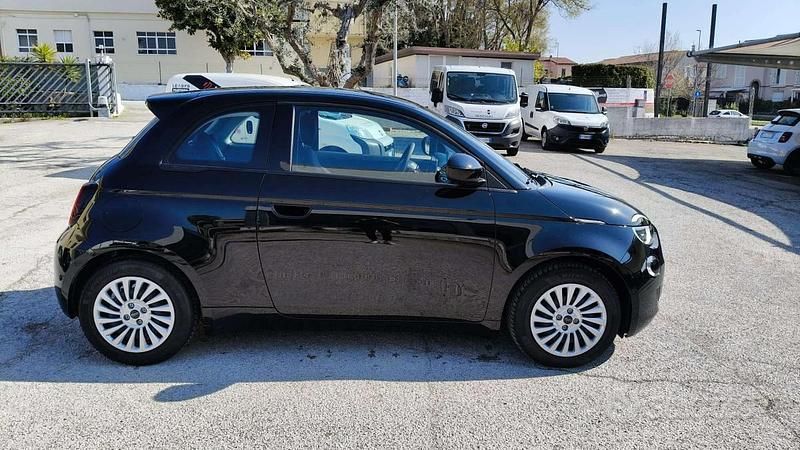 Begagnad Fiat 500e Passion 42 kW (58 HK) 2024 Svart Halvkombi