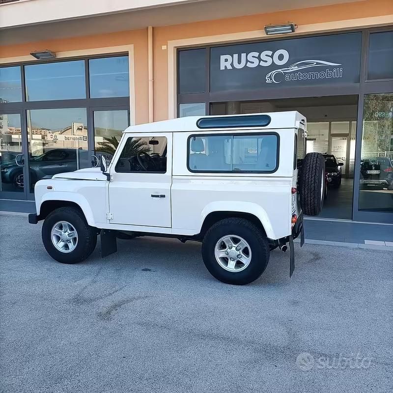 Usata Land Rover Defender SE 122 CV (89 kW) 2010 Bianco Station wagon