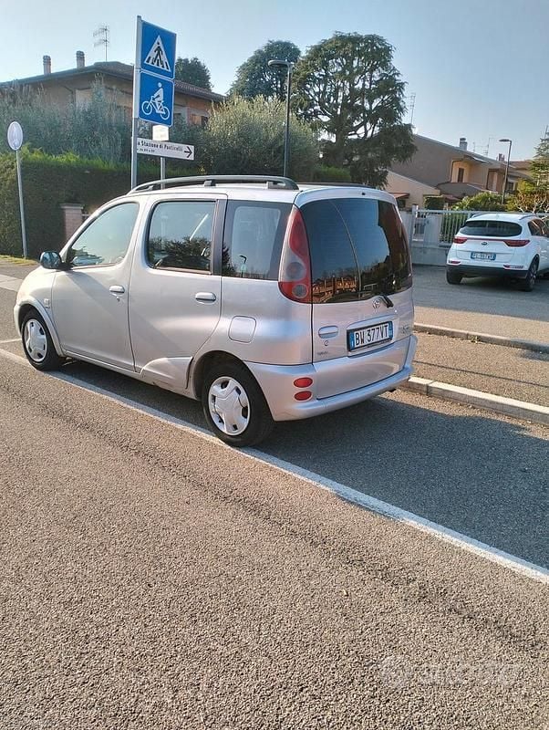Usata Toyota Verso 2002 Grigio Monovolume