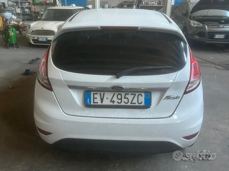 Usata Ford Fiesta 75 CV (55 kW) 2014 Bianco Utilitaria