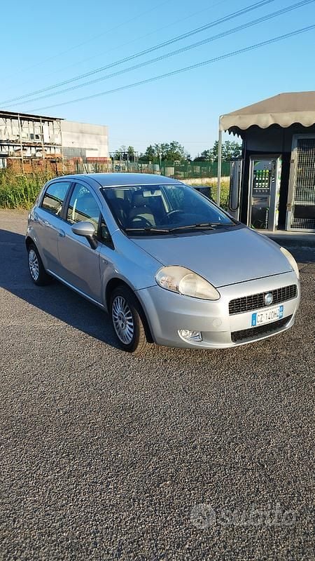 Grigio Usata 2005 Fiat Grande Punto Due volumi | 750 € (Super prezzo) - Immagine 1/4