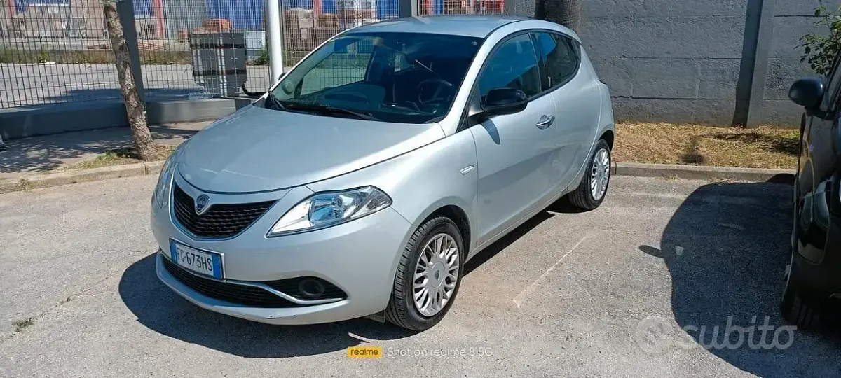 Begagnad Lancia Ypsilon Gold 69 HK (50 kW) 2017 Grå Halvkombi