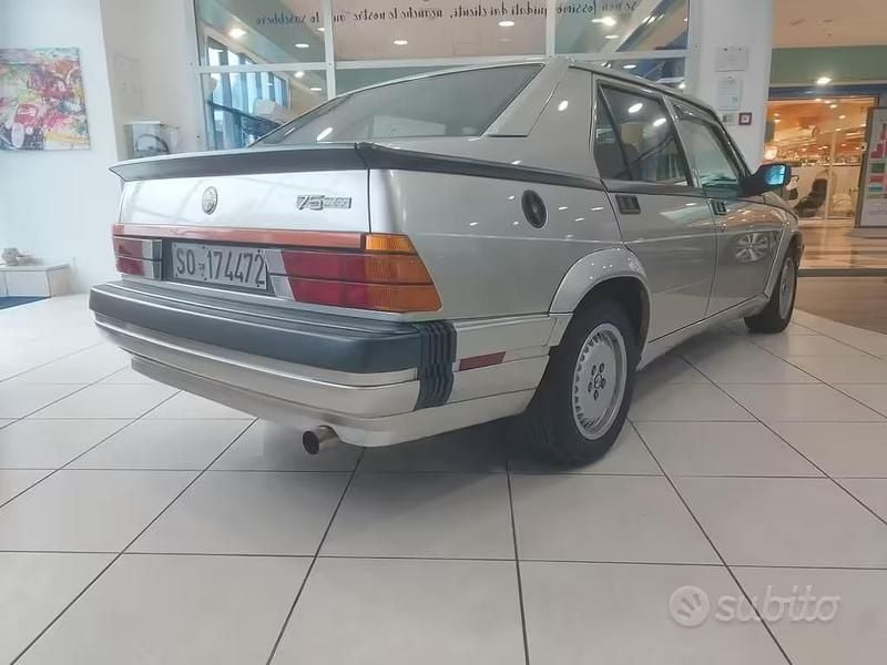 Usata Alfa Romeo 75 184 CV (135 kW) 1988 Grigio Berlina