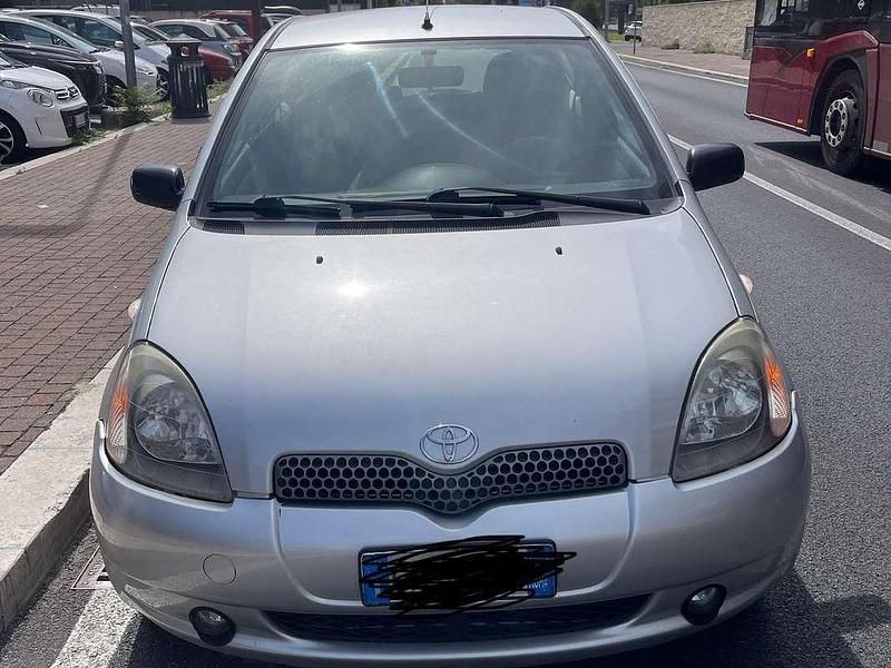 Usata Toyota Yaris Sol 68 CV (50 kW) 2003 Argento Berlina