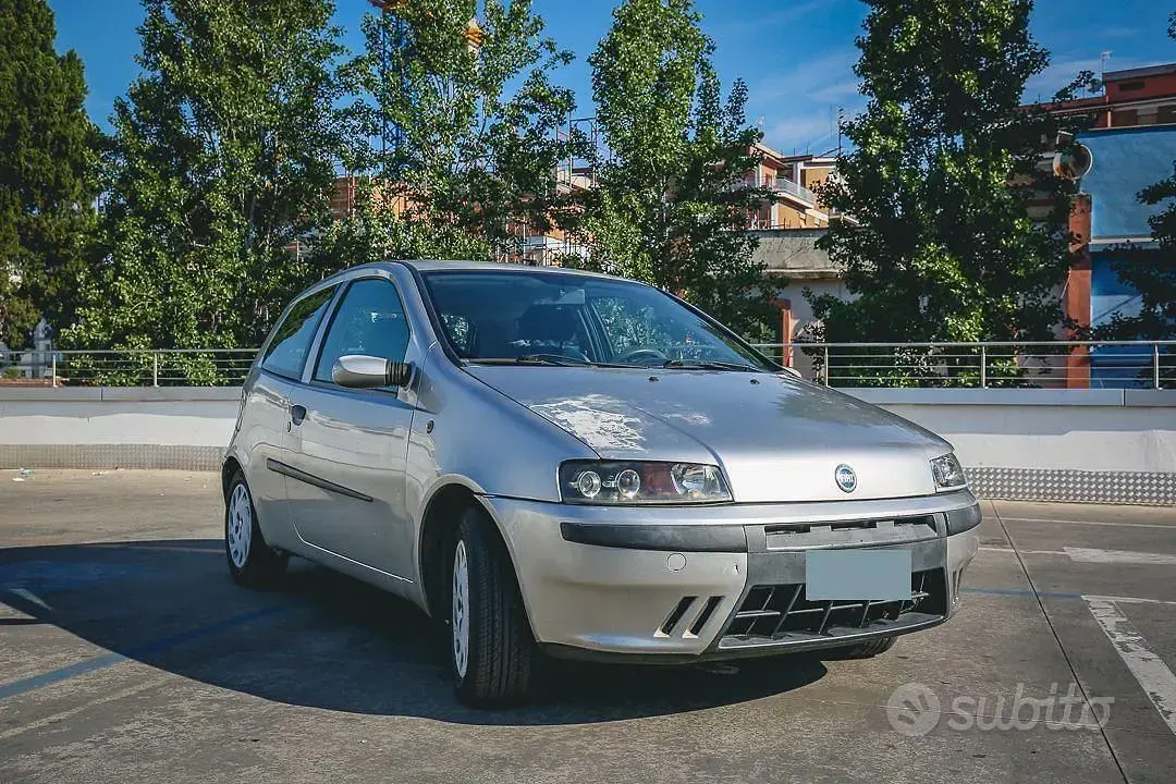 Usata Fiat Punto 86 CV (63 kW) 2002 Grigio Utilitaria