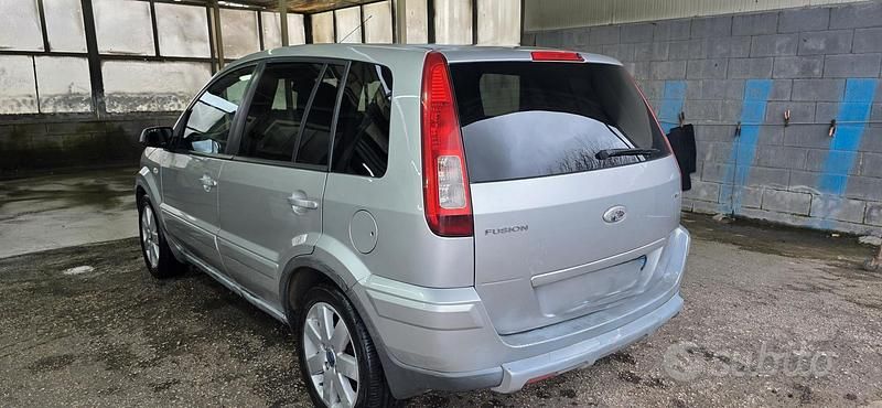 Usata Ford Fusion 68 CV (50 kW) 2008 Grigio Utilitaria