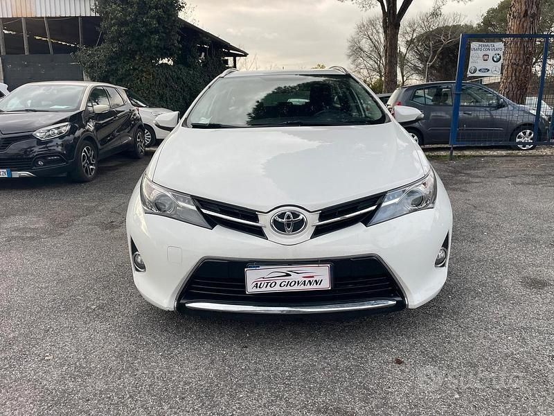 Usata Toyota Auris Touring Sports Lounge 90 CV (66 kW) 2014 Bianco Station wagon