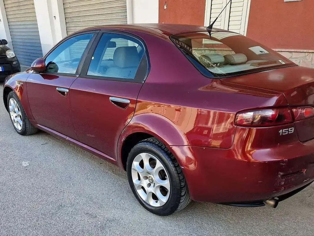 Käytetty Alfa Romeo 159 Exclusive 150 HP (110 kW) 2006 Punainen Sedan