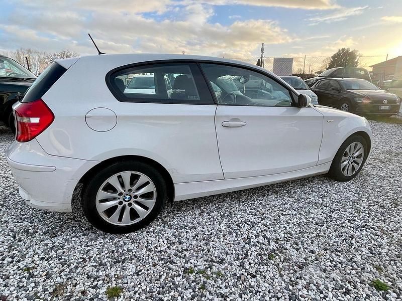 Usata BMW 116 115 CV (84 kW) 2009 Bianco Utilitaria