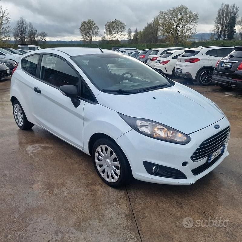 Usata Ford Fiesta 75 CV (55 kW) 2016 Bianco Furgone