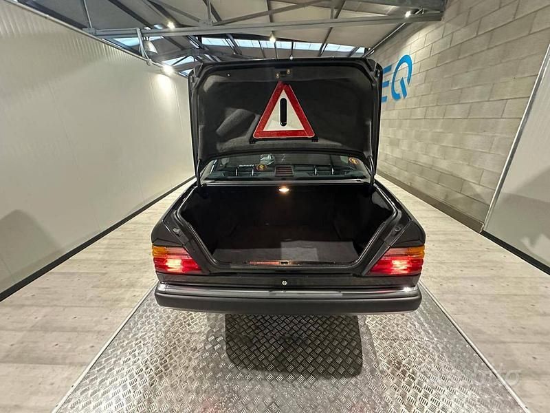 Usata Mercedes E200 122 CV (89 kW) 1991 Grigio Berlina