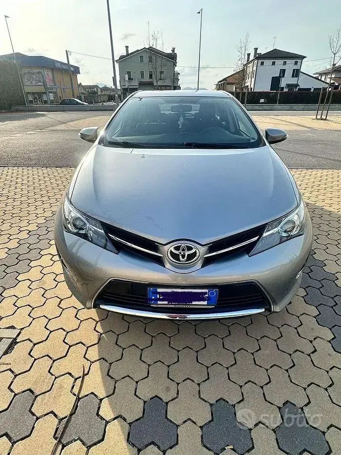 Usata Toyota Auris Active 132 CV (97 kW) 2013 Grigio Berlina