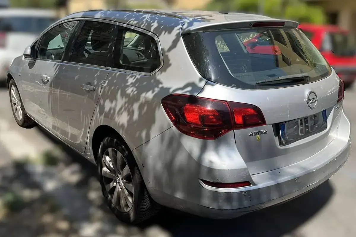 Usata Opel Astra Cosmo 110 CV (80 kW) 2012 Argento Station wagon