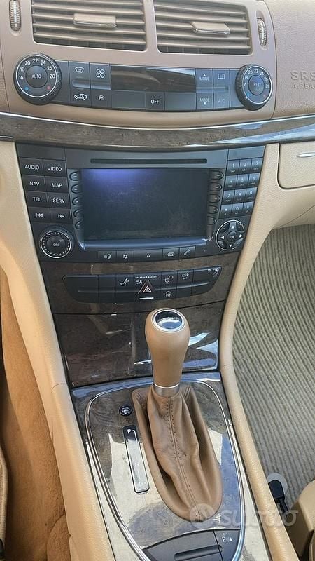 Usata Mercedes E320 Avantgarde 224 CV (164 kW) 2006 Blu Berlina