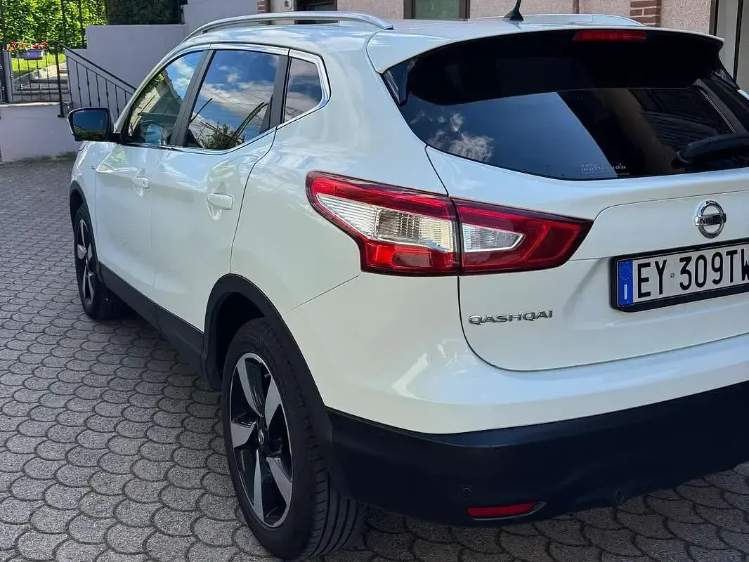 Usata Nissan Qashqai Acenta Premium 110 CV (80 kW) 2015 Bianco SUV