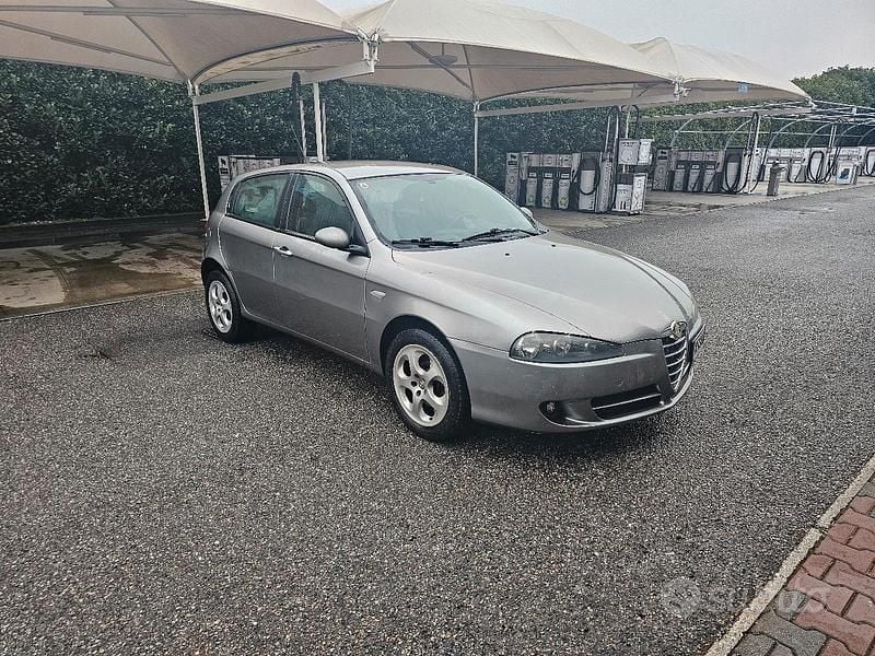 Grigio Usata 2007 Alfa Romeo 147 Distinctive Utilitaria | 2498 € (Ottimo prezzo) - Immagine 1/4