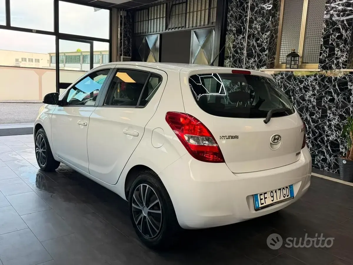Usata Hyundai i20 Comfort 75 CV (55 kW) 2011 Bianco Utilitaria