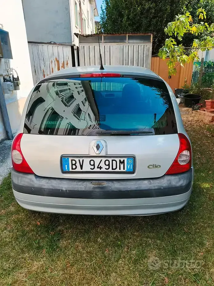 Usata Renault Clio 58 CV (42 kW) 2001 Grigio Berlina