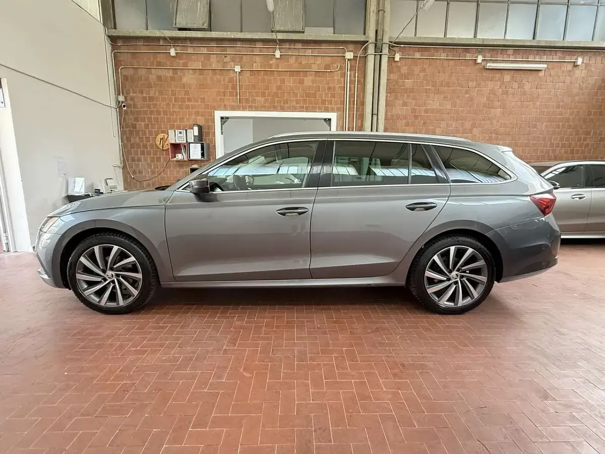 Usata Skoda Octavia Style 150 CV (110 kW) 2022 Grigio Station wagon
