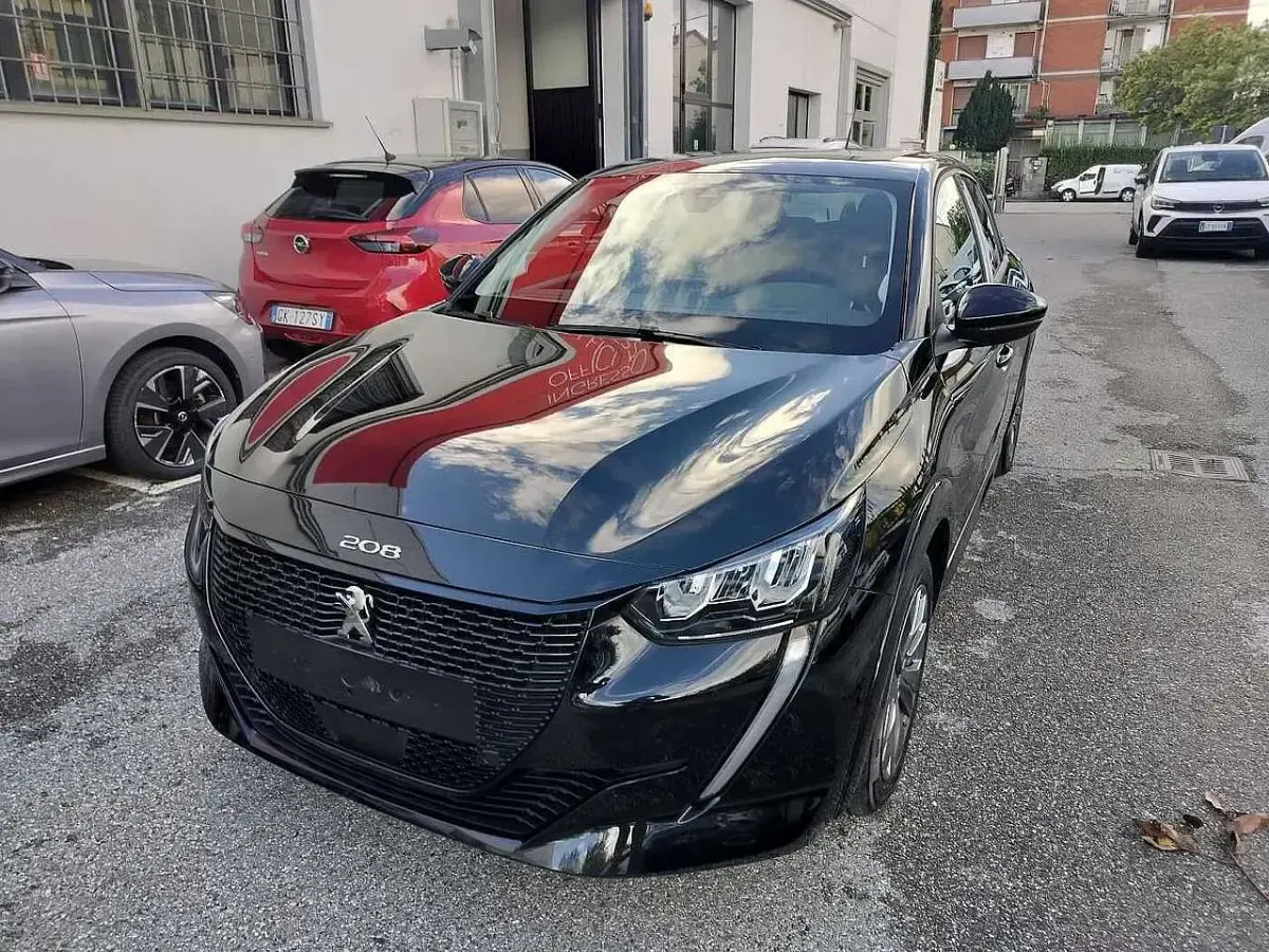 Usata Peugeot 208 Allure 56 kW (77 CV) 2024 Nero Utilitaria