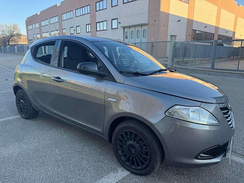 Usata Lancia Ypsilon 69 CV (50 kW) 2013 Grigio Utilitaria