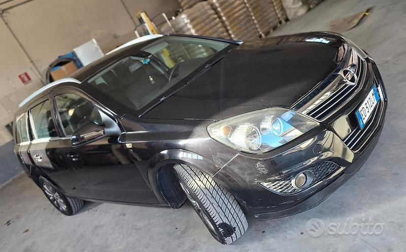 Usata Opel Astra 101 CV (74 kW) 2010 Nero Station wagon
