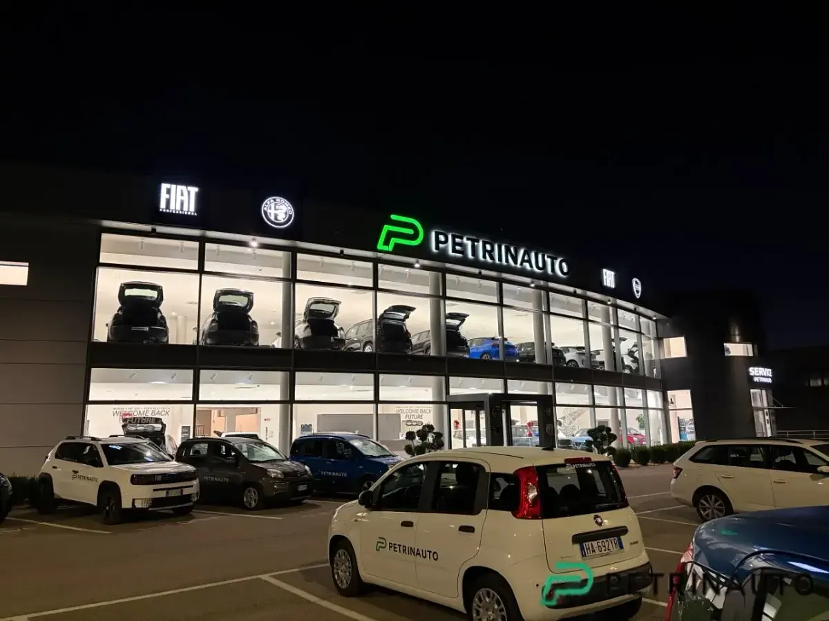 Nuova Lancia Ypsilon 101 CV (74 kW) 2026 Nero Utilitaria