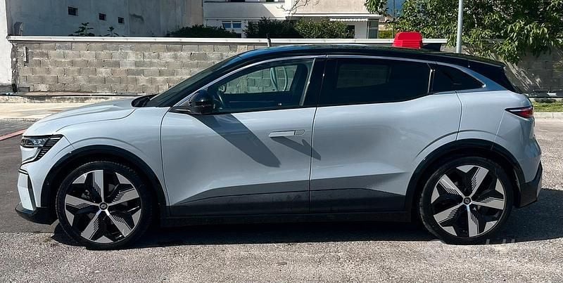 Usata Renault Megane E-Tech Techno 161 kW (220 CV) 2022 Grigio Berlina
