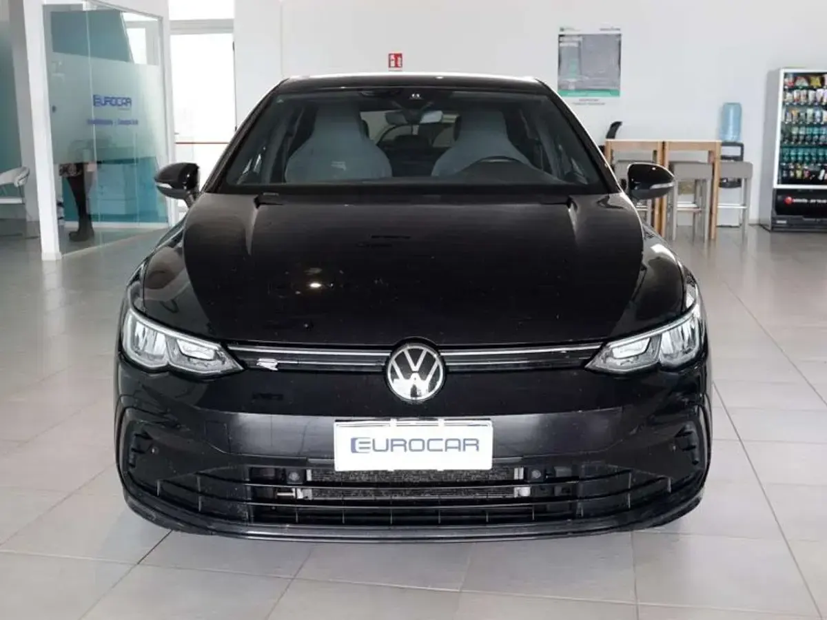 Begagnad VW Golf VIII R-line 150 HK (110 kW) 2022 Svart Sedan