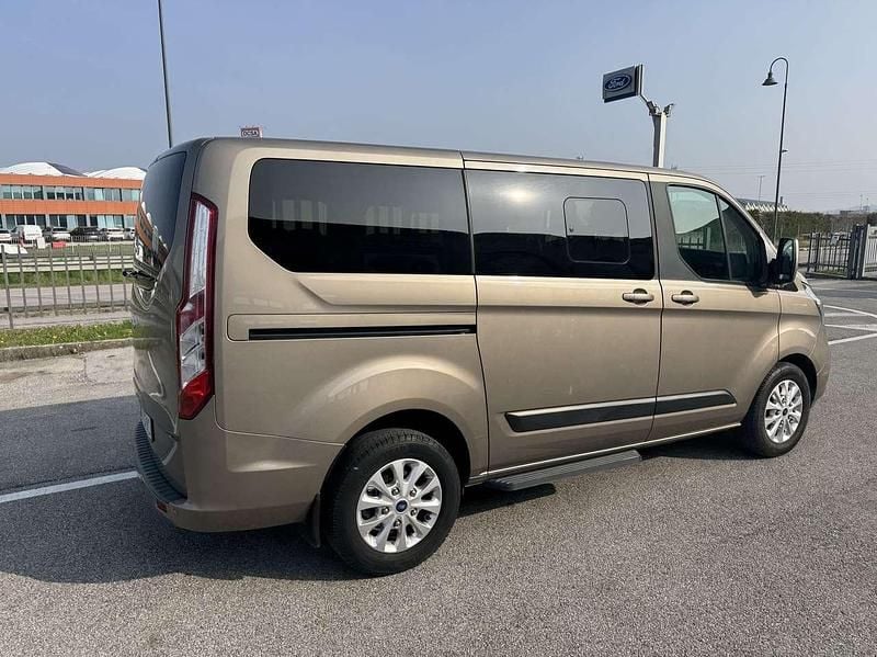 Begagnad Ford Tourneo Trend 131 HK (96 kW) 2020 Silver Minibuss