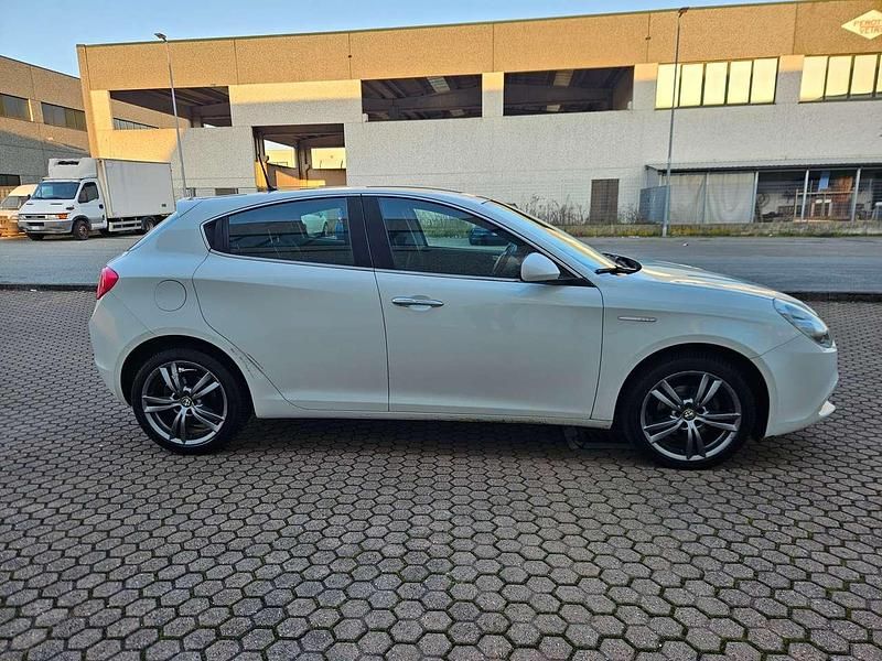 Usata Alfa Romeo Giulietta Business 105 CV (77 kW) 2015 Bianco Utilitaria