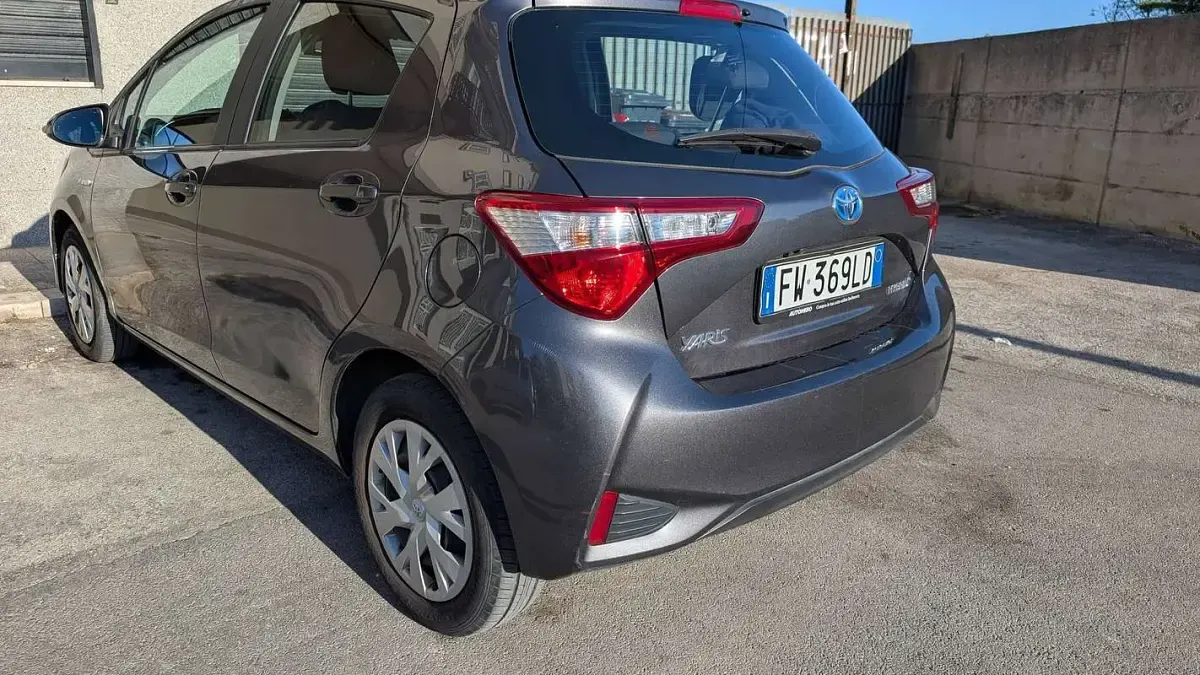 Usata Toyota Yaris Hybrid Cool 73 CV (53 kW) 2019 Argento Berlina