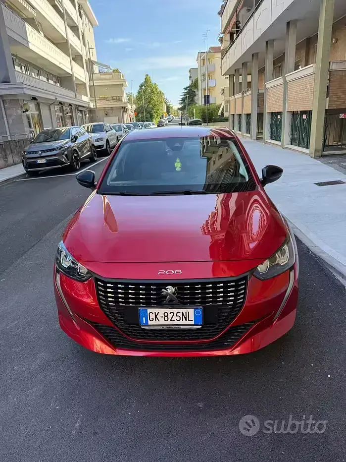 Usata Peugeot 208 Allure 75 CV (55 kW) 2022 Rosso Utilitaria