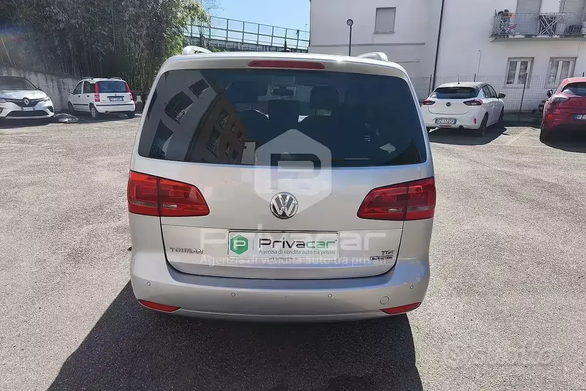 Begagnad VW Touran Comfortline 150 HK (110 kW) 2015 Grå Minibuss