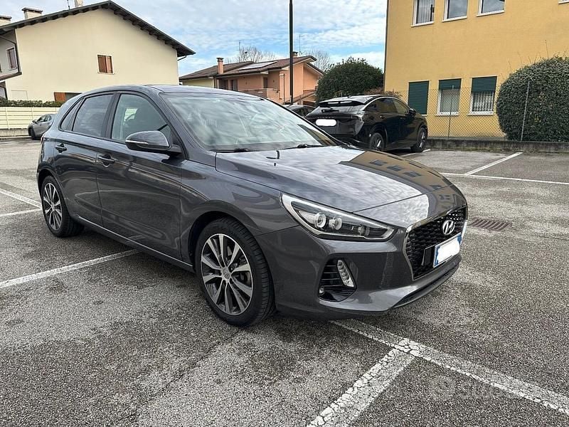 Grigio Usata 2017 Hyundai i30 Tre volumi | 11.000 € (Buon prezzo) - Immagine 1/4
