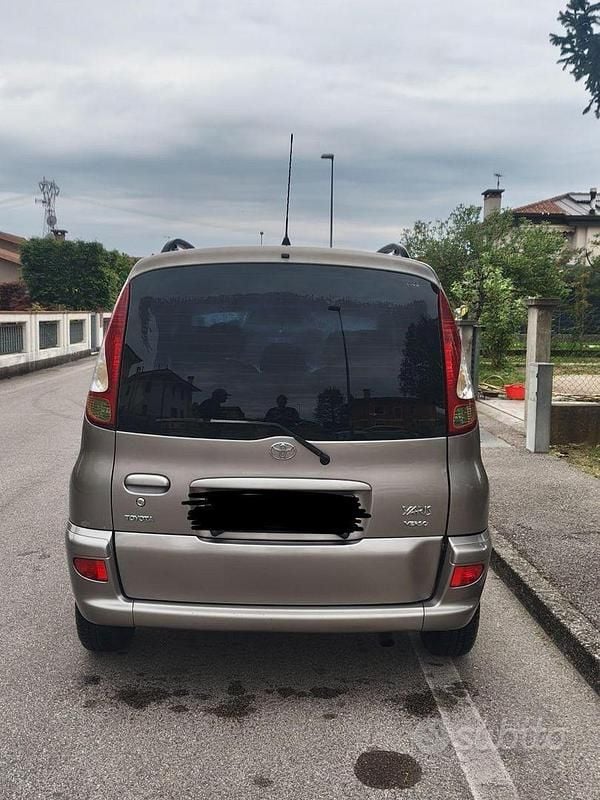 Usata Toyota Yaris Verso 2004 Grigio Monovolume