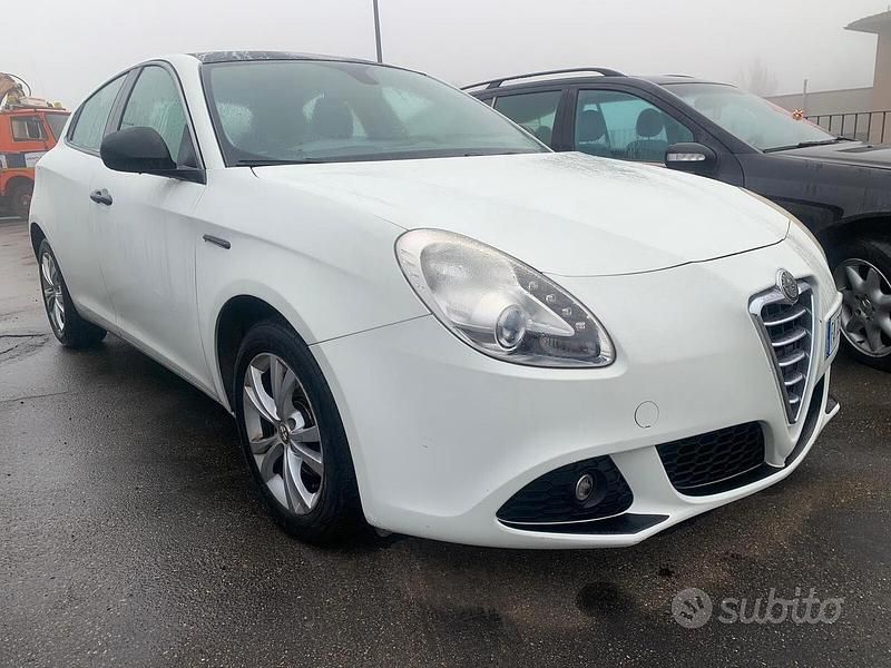 Bianco Usata 2015 Alfa Romeo Giulietta Tre volumi | 5450 € (Buon prezzo) - Immagine 1/4