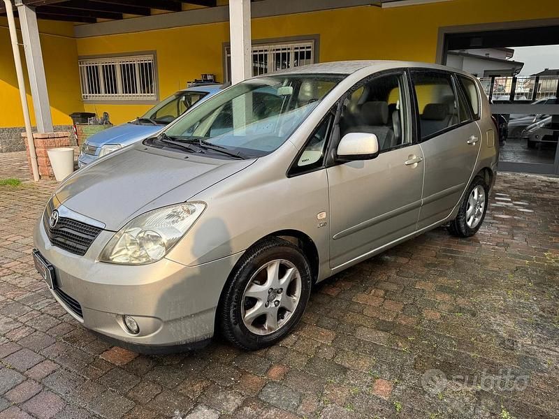 Usata Toyota Corolla Verso 90 CV (66 kW) 2003 Grigio Monovolume