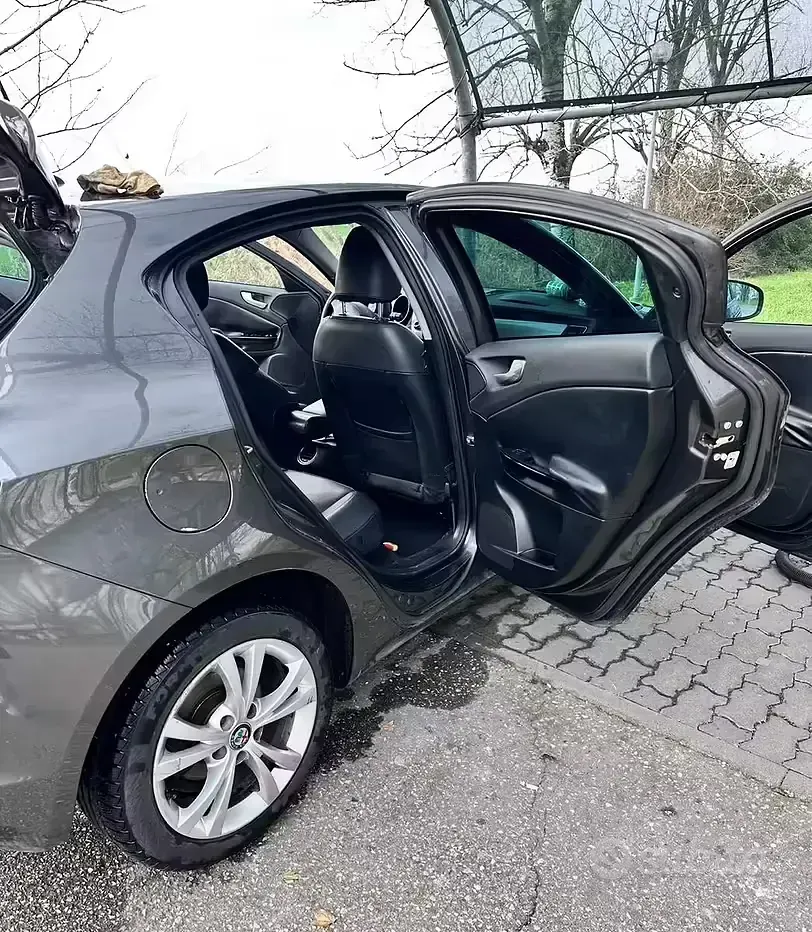 Usata Alfa Romeo Giulietta Progression 105 CV (77 kW) 2011 Grigio Utilitaria