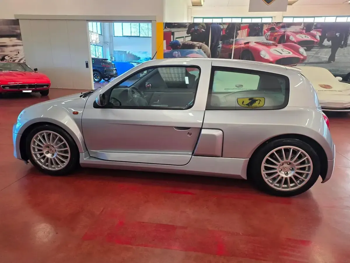 Usata Renault Clio 226 CV (166 kW) 2002 Argento Berlina