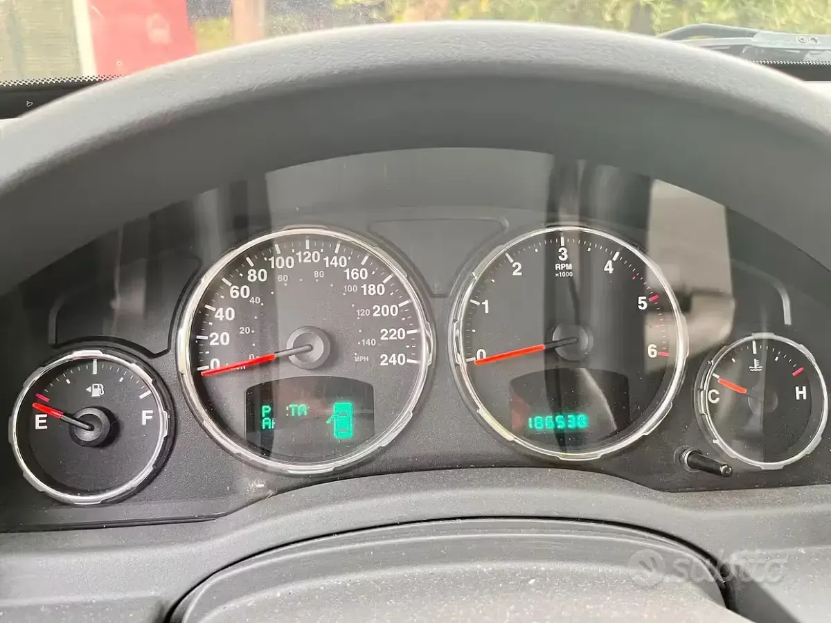 Usata Jeep Cherokee Sport 177 CV (130 kW) 2008 Grigio SUV