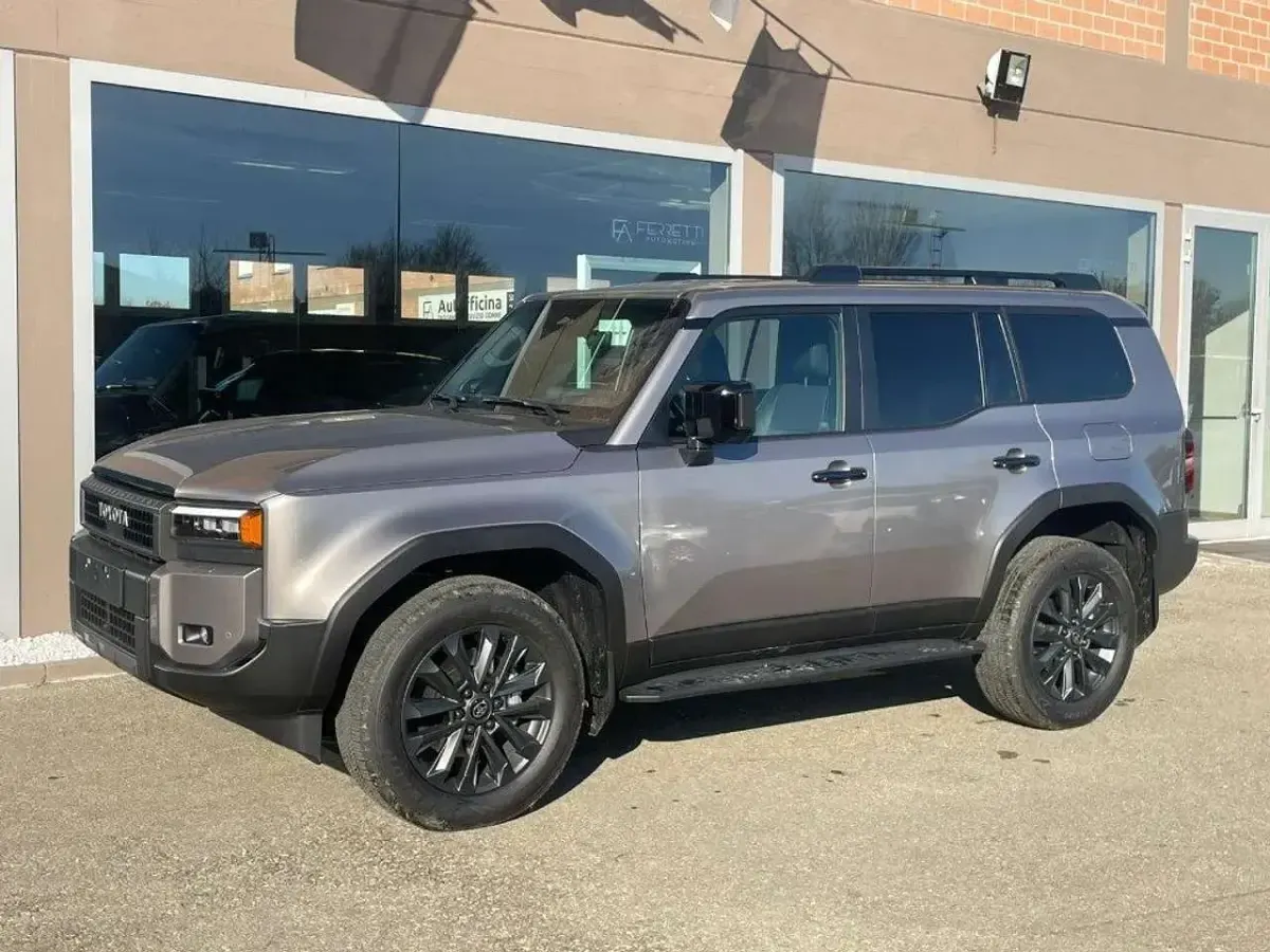 Nuova Toyota Land Cruiser 205 CV (150 kW) 2026 Grigio scuro SUV