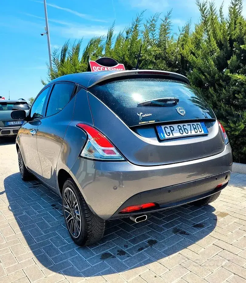 Usata Lancia Ypsilon Gold 69 CV (50 kW) 2023 Grigio Utilitaria