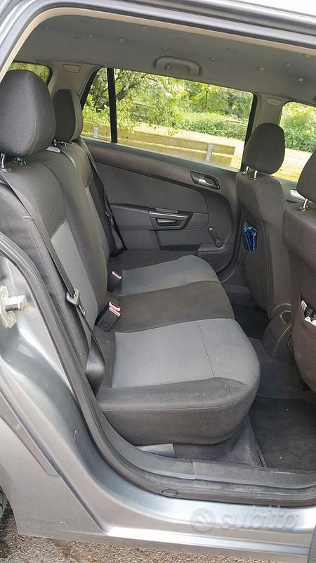 Usata Opel Astra Club 101 CV (74 kW) 2005 Grigio Station wagon