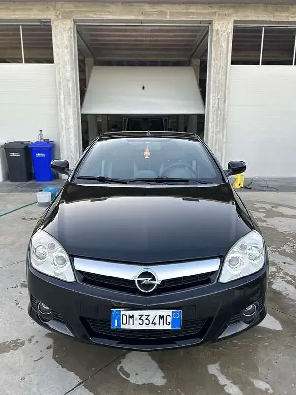 Usata Opel Tigra Sport 69 CV (50 kW) 2008 Nero Cabrio